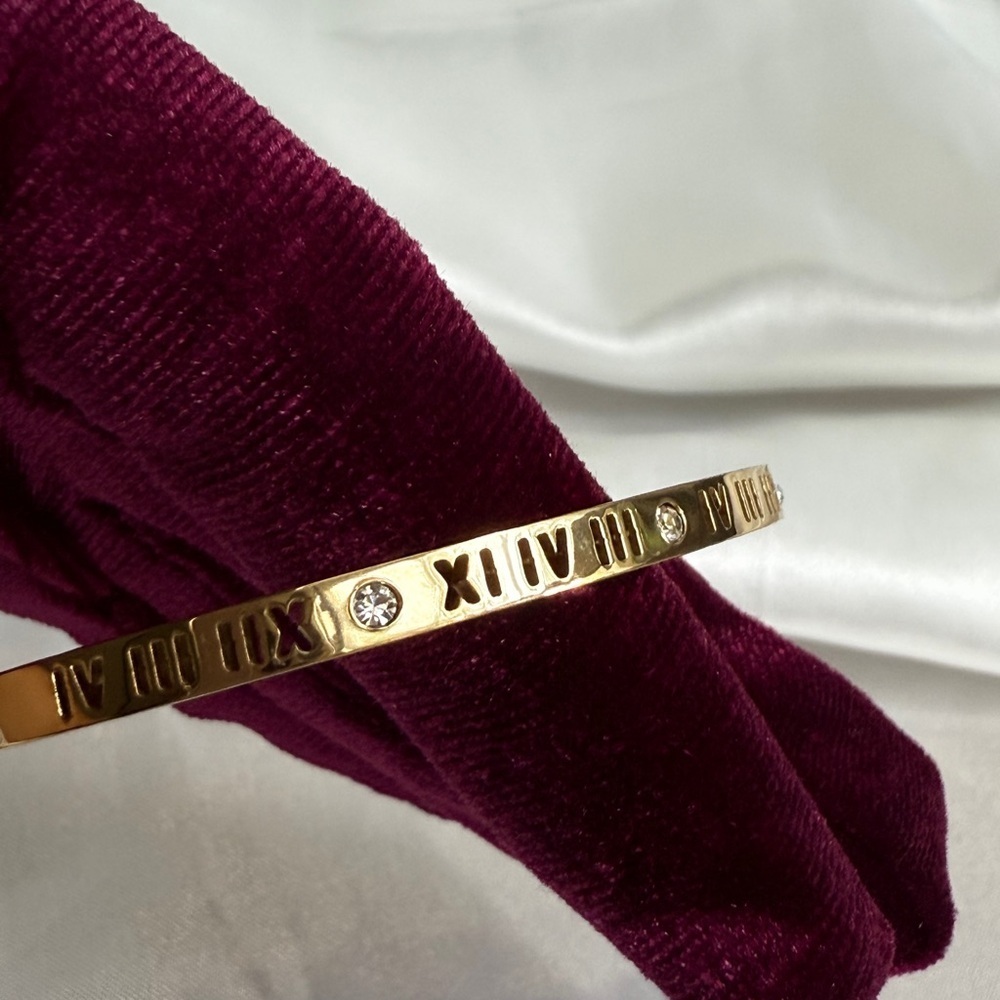 Best bracelet 
Stainless steel 
Luxury 
Roman Numeral Bracelet - Picture 5 of 13